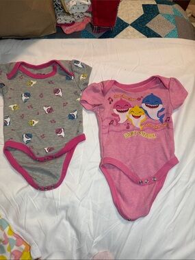 Baby Shark Short-Sleeve One-Piece Bodysuit Set of Two — Pink & Gray